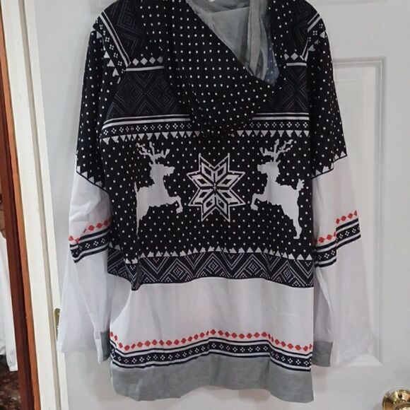 Christmas Hoodie 🎄  - Picture 6 of 8